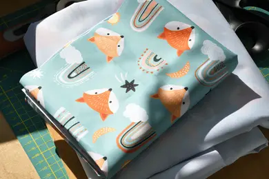 Stoffbahn des Wetbag-Designs Mr. Foxxi liegt bereit